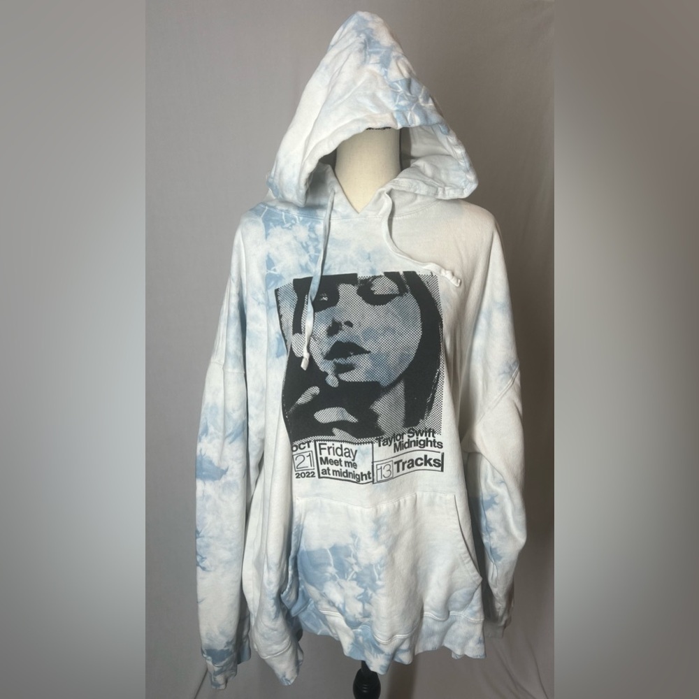Taylor Swift Midnights Sweatshirt size 3XL. In Very Good Preowned Condition.